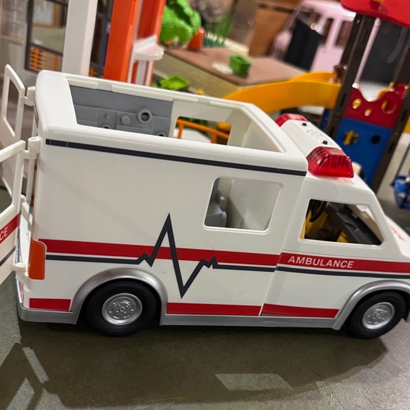 Playmobil Hospital, Ambulance, Playground, Pool Outdoors, and tons extras - Picture 2 of 15